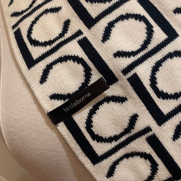 Liz Claiborne Black and white reversible scarf - Picture 3 of 3